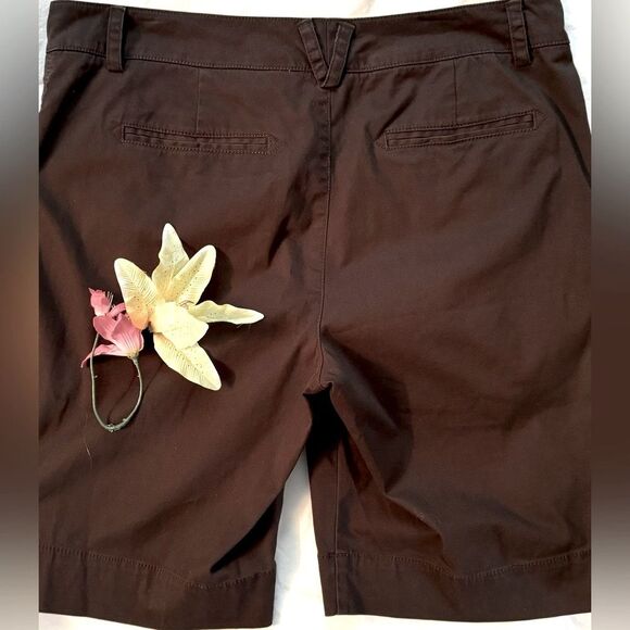 Dockers versatile & comfy Mid-Rise curvy brown shorts! - Picture 8 of 11